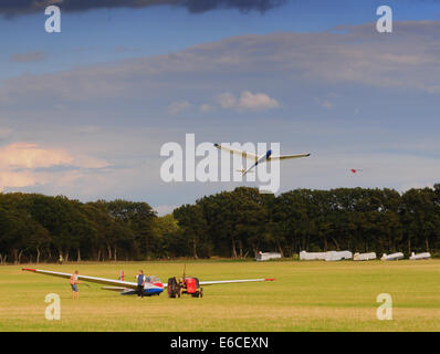 Ringmer, East Sussex, UK. 20. August 2014. Gutes Wetter mit der Aussicht auf Thermik gleiten, wie dunkle Wolken im East Sussex Gliding Club Credit Bereich Rock: David Burr/Alamy Live News Stockfoto