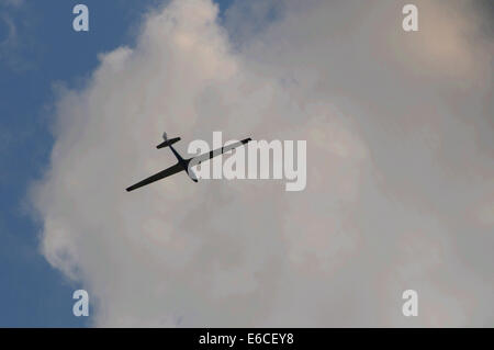 Ringmer, East Sussex, UK. 20. August 2014. Gutes Wetter mit der Aussicht auf Thermik gleiten, wie dunkle Wolken im East Sussex Gliding Club Credit Bereich Rock: David Burr/Alamy Live News Stockfoto