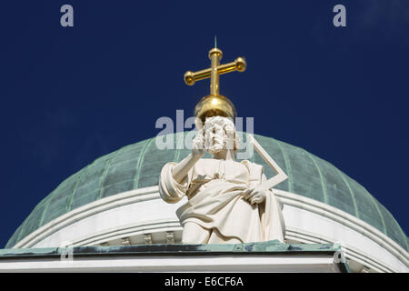 St Thomas dargestellt halten einen rechten Winkel auf dem Dach des Lutherischen Dom von Helsinki. Stockfoto