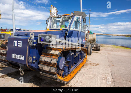 Eine leistungsfähige Traktor verwendet, um das Rettungsboot in gemeinsame, gemeinsame, Northumberland, England zu starten. Stockfoto