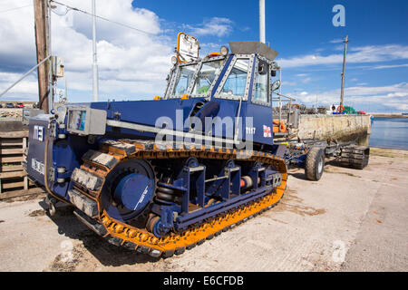 Eine leistungsfähige Traktor verwendet, um das Rettungsboot in gemeinsame, gemeinsame, Northumberland, England zu starten. Stockfoto