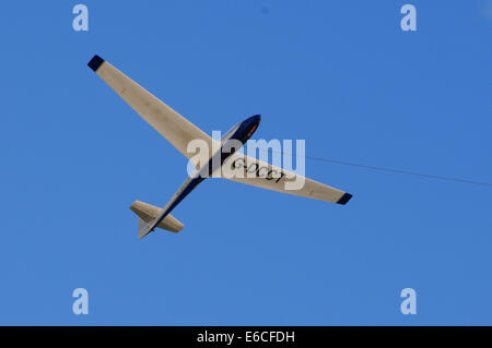 Ringmer, East Sussex, UK. 20. August 2014. Gutes Wetter mit der Aussicht auf Thermik gleiten, wie dunkle Wolken im East Sussex Gliding Club Credit Bereich Rock: David Burr/Alamy Live News Stockfoto