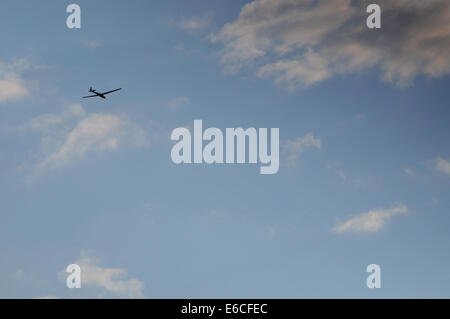 Ringmer, East Sussex, UK. 20. August 2014. Gutes Wetter mit der Aussicht auf Thermik gleiten, wie dunkle Wolken im East Sussex Gliding Club Credit Bereich Rock: David Burr/Alamy Live News Stockfoto