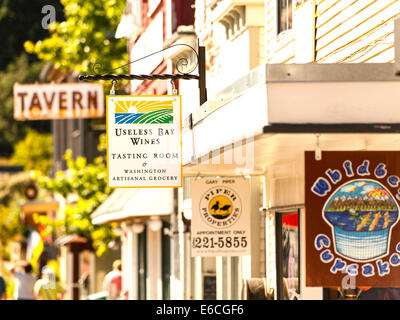 USA, Washington, Whidbey Island, Langley. Weingut Weinprobe Zimmer und Läden auf der Hauptstraße in Langley auf Whidbey Island. Stockfoto