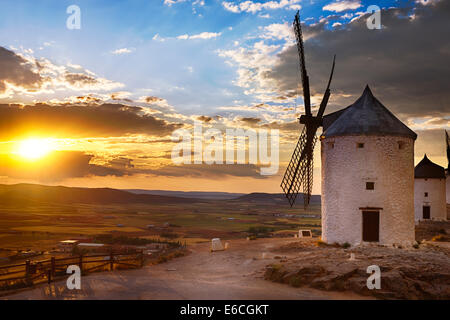 Windmühle bei Sonnenuntergang, Consuegra, Spanien Stockfoto