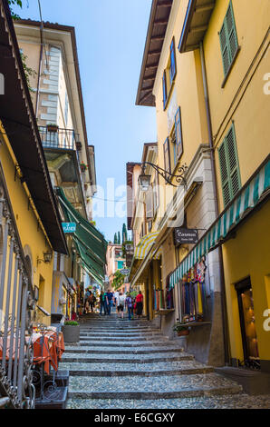 Geschäfte auf der Salita Serbelloni in der historischen alten Stadt, Bellagio, Comer See, Lombardei, Italien Stockfoto