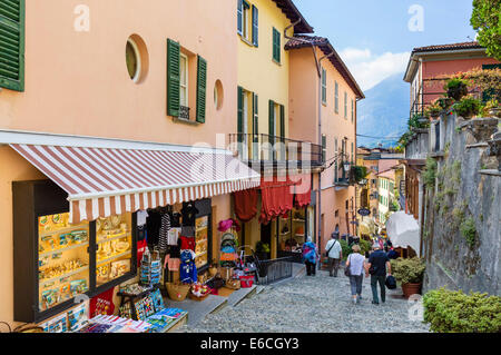 Geschäfte auf der Salita Serbelloni in der historischen alten Stadt, Bellagio, Comer See, Lombardei, Italien Stockfoto