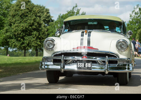 1953 Pontiac acht Häuptling bei einem amerikanischen Auto-Show. VEREINIGTES KÖNIGREICH. Klassischen Vintage American Auto Stockfoto