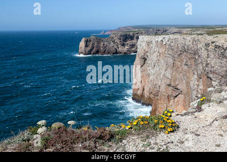 Felsige Küste von Portugal in der Nähe von Sagres Stockfoto