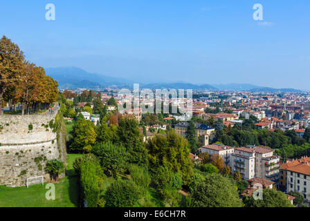 Blick über Bergamo Bassa von den Wänden rund um Bergamo Alta, Lombardei, Italien Stockfoto