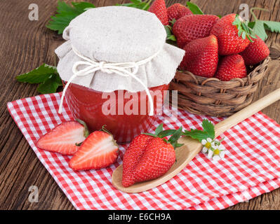 Erdbeeren-Marmelade in ein Glas Stockfoto