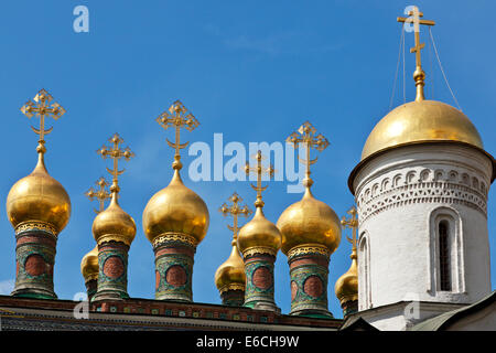 Kuppeln der Schlosskirche Terem, Moskauer Kreml, Russland Stockfoto