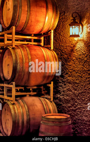 USA, Washington, Yakima Valley. Faß Höhle in einem Weingut aus dem Red Mountain AVA in Eastern Washington. Stockfoto