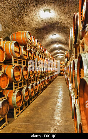 USA, Washington, Yakima Valley. Faß Höhle in einem Weingut aus dem Red Mountain AVA in Eastern Washington. Stockfoto