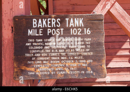 Schild an der Mile Post 102.16 der Denver, South Park und Pacific Narrow Gauge Railroad entlang der Boreas Pass Road. Stockfoto