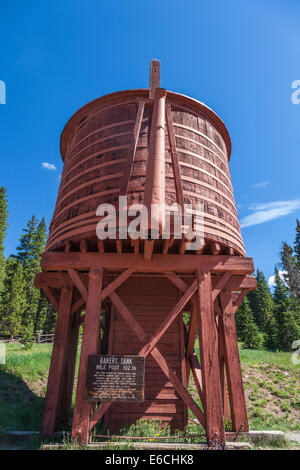 Verlassene Bakers Tank Water Tower an der Mile Post 102.16 der Denver, South Park und Pacific Narrow Gauge Railroad entlang der Boreas Pass Road in Colorado. Stockfoto