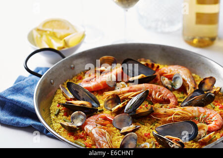 Typische spanische Meeresfrüchte Paella in traditionellen Pfanne Stockfoto