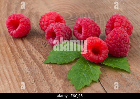 Reife Himbeeren auf alten Holztisch Stockfoto