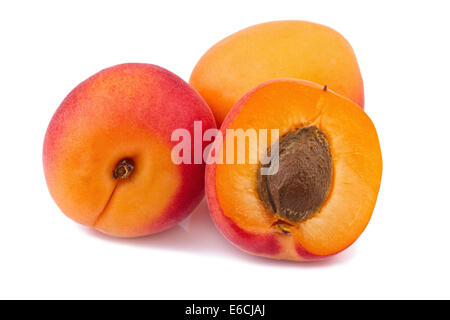 Aprikose Früchten isoliert auf weiss Stockfoto