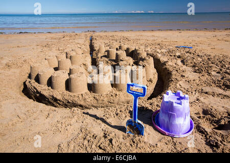 Eine Sandburg am Strand von Bamburgh, Northumberland, UK. Stockfoto