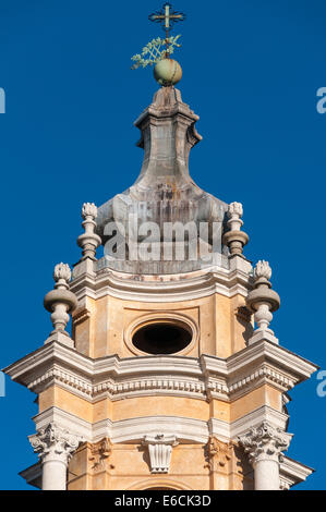 Der Glockenturm der "Basilica di Superga", wichtige kirchliche auf den Hügeln dominiert Turin Stadt Stockfoto