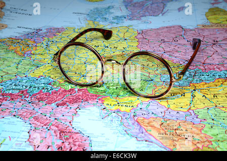 Gläser auf einer Karte von Europa - Wien Stockfoto