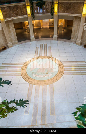 Große Siegel des Staates New Mexico Erdgeschoss des Capitol Building. Motto ist Latein - Crescit Eundo. (Es wächst, wie es geht). Stockfoto