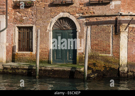 Canal Landung und Eingang am Grand Canal in Venedig Palazzo. Stockfoto