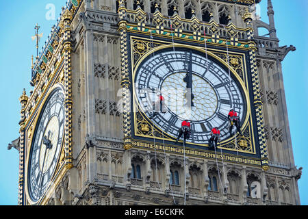 Männer bei der Arbeit, die sich an Seilen abseilen Big Ben Elizabeth Tower Uhr Gesicht wird gereinigt, mit den Händen auf die falsche Zeit um 12 Uhr eingestellt Westminster London England UK Stockfoto