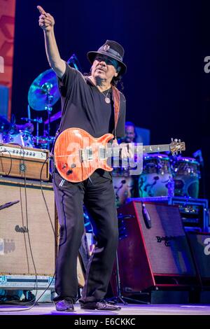 Washington, D.C., District of Columbia, USA. 19. August 2014. Gitarrist CARLOS SANTANA tritt mit seiner Band im Verizon Center in Washington, DC © Daniel DeSlover/ZUMA Draht/Alamy Live News Stockfoto