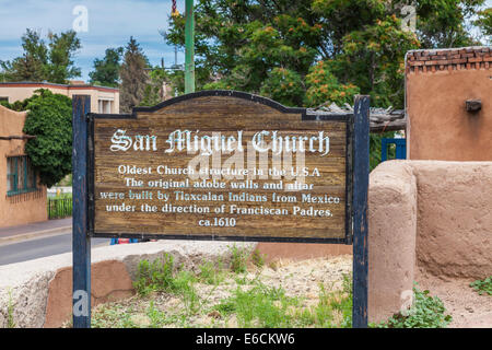 Die Kirche San Miguel ist die älteste Kirche in den USA, die von Indianern unter der Leitung von Franziskanerpriestern um 1610 in Santa Fe gebaut wurde. Stockfoto