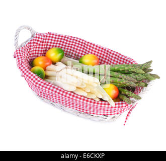 Spargel-Gemüse in einem Korb mit Ostereiern dekoriert Stockfoto