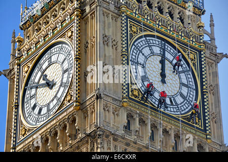 Big Ben Elizabeth Tower Clock Face, mit Händen zum falschen Zeitpunkt von 12.00 Uhr oder 24.00 Uhr mit anderen Gesicht richtige Zeit London England Grossbritannien gereinigt Stockfoto