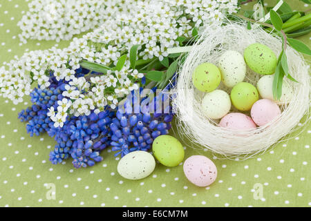 Oster-Deko mit Frühlingsblumen Stockfoto