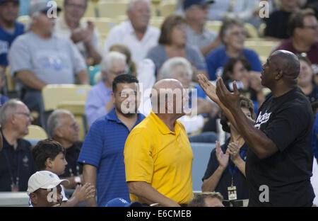 Los Angeles, Kalifornien, USA. 19. August 2014. LOS ANGELES, CA - 19 AUGUST: Steven Ballmer, (C) ehemaliger CEO von Microsoft, neue Besitzer der Los Angeles Clippers, Earvin "Magic" Johnson (R) Miteigentümer der Los Angeles Dodgers und Clippers-Coach Doc Rivers besuchen das Baseball-Spiel zwischen den Los Angeles Dodgers und den San Diego Padres 19. August 2014, im Dodger Stadium in Los Angeles, California.ARMANDO ARORIZO © Armando Arorizo/Prensa Internacional/ZUMA Wire/Alamy Live News Stockfoto