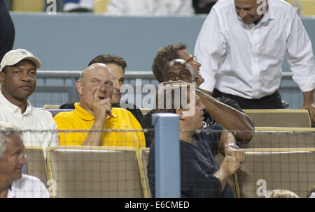 Los Angeles, Kalifornien, USA. 19. August 2014. LOS ANGELES, CA - 19 AUGUST: Steven Ballmer, (C) ehemaliger CEO von Microsoft, neue Besitzer der Los Angeles Clippers, Earvin "Magic" Johnson (R) Miteigentümer der Los Angeles Dodgers und Clippers-Coach Doc Rivers besuchen das Baseball-Spiel zwischen den Los Angeles Dodgers und den San Diego Padres 19. August 2014, im Dodger Stadium in Los Angeles, California.ARMANDO ARORIZO © Armando Arorizo/Prensa Internacional/ZUMA Wire/Alamy Live News Stockfoto