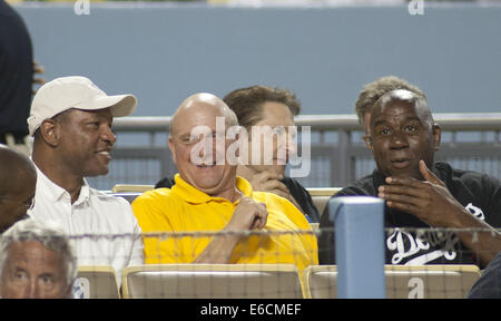 Los Angeles, Kalifornien, USA. 19. August 2014. LOS ANGELES, CA - 19 AUGUST: Steven Ballmer, (C) ehemaliger CEO von Microsoft, neue Besitzer der Los Angeles Clippers, Earvin "Magic" Johnson (R) Miteigentümer der Los Angeles Dodgers und Clippers-Coach Doc Rivers besuchen das Baseball-Spiel zwischen den Los Angeles Dodgers und den San Diego Padres 19. August 2014, im Dodger Stadium in Los Angeles, California.ARMANDO ARORIZO © Armando Arorizo/Prensa Internacional/ZUMA Wire/Alamy Live News Stockfoto