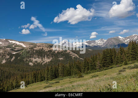 Blick vom Boreas Passstrasse in Colorado. Die Denver, South Park und Pacific Narrow Gauge Railroad diente einst diese Gegend. Stockfoto