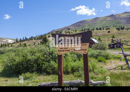 Continental Divide Blick von Boreas Pass Road in Colorado. Die Denver, South Park und Pacific Narrow Gauge Railroad dienten einst dieser Gegend. Stockfoto