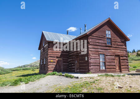 Blick vom Boreas Passstrasse in Colorado. Die Denver, South Park und Pacific Narrow Gauge Railroad diente einst diese Gegend. Stockfoto