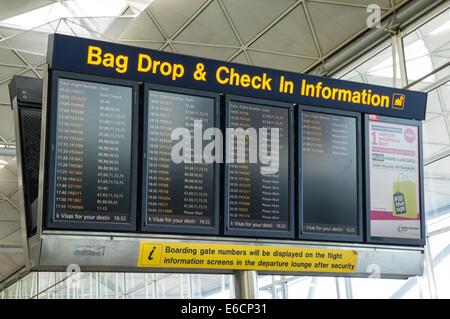 Flug-Info-Tafel am London Stansted Flughafen Essex England Vereinigtes Königreich UK Stockfoto