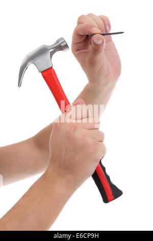 Männlichen Hände halten einen Hammer und einen Nagel auf weiß. Stockfoto