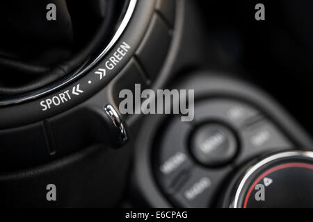 Detail mit dem Sport/wirtschaftliche Modusschalter in einem Auto. Stockfoto