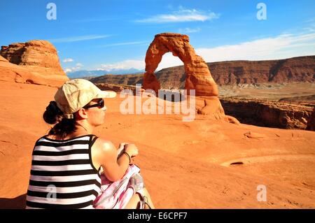 Frauen in Bögen Stockfoto