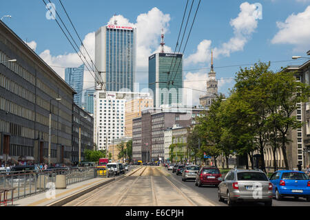 Hochhäuser, Bürogebäude und Palast der Kultur und Wissenschaft. Ansicht von Nowowiejska Straße in Warschau Polen Stockfoto