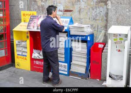 Zeitungen für Londons chinesischen Bevölkerung zur Verfügung. Genommen in Chinatown, London, UK Stockfoto