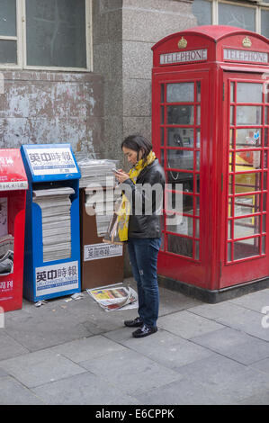 Zeitungen für Londons chinesischen Bevölkerung zur Verfügung. Genommen in Chinatown, London, UK Stockfoto