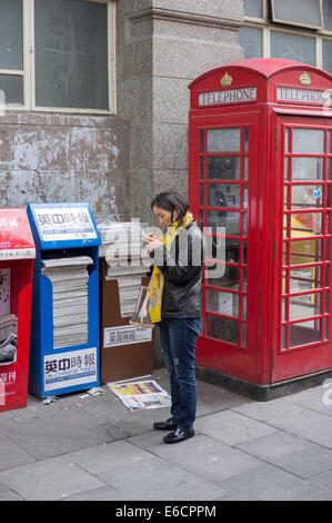 Zeitungen für Londons chinesischen Bevölkerung zur Verfügung. Genommen in Chinatown, London, UK Stockfoto