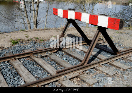 alten Gleisanschluss am Ufer Sees Stockfoto