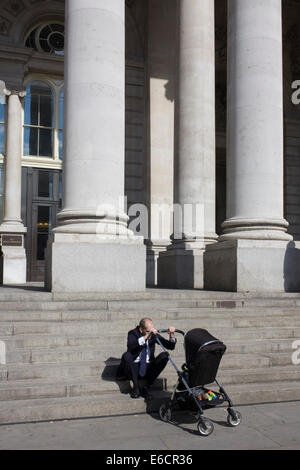 Ein Geschäftsmann Childminds in der City of London. Stockfoto